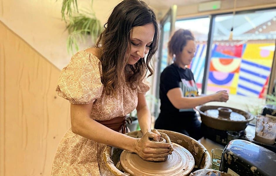 Taster pottery wheel-throwing class, London